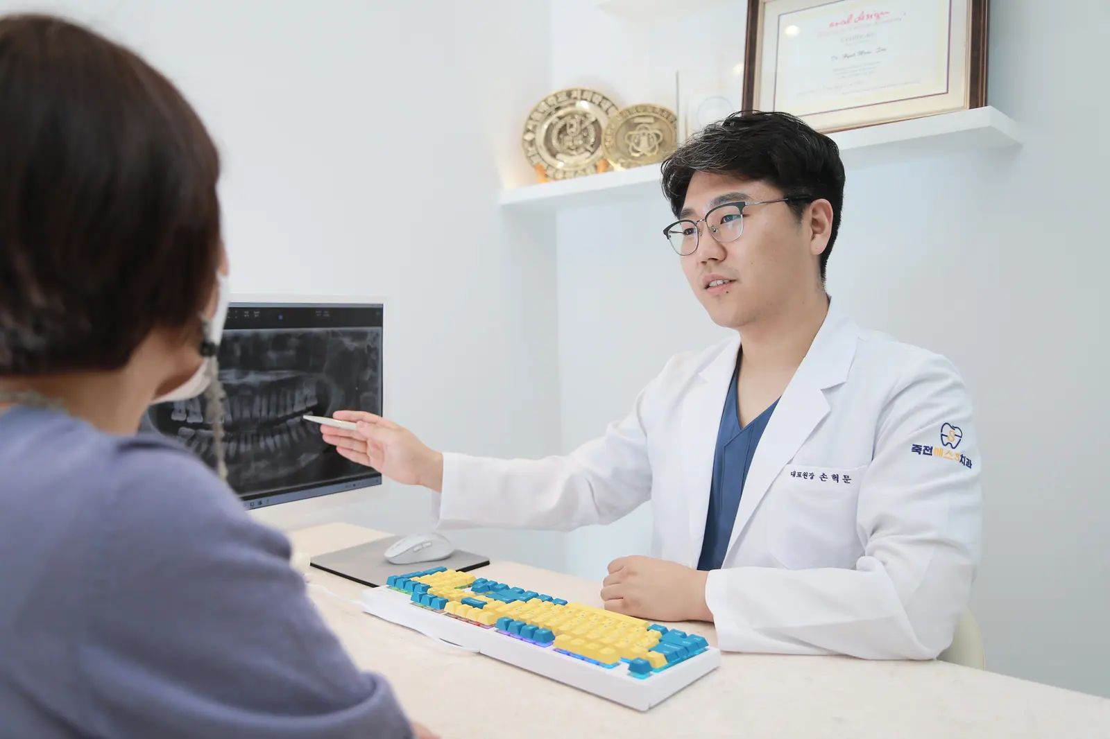 상담실에서 잇몸 상태를 설명하는 장면